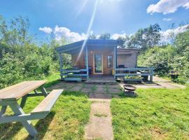 Beautiful Wooden tiny house, Glamping cabin with hot tub 2, chalet à Tuxford