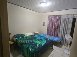 Private Room in our Home Stay by Kohutahia Lodge, 7 min by car to airport and town, hotel en Faaa