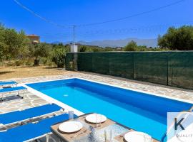 Family cottage with Private pool! near Megas lakos beach, viešbutis mieste Xi