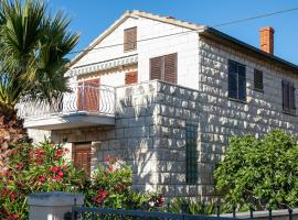 Vacation Home Katarina, villa em Supetar