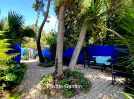Studio with beautiful private garden on the forest in Domino، مكان إقامة مع الخدمة الذاتية لإعداد الطعام في Les Sables Vignier
