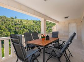 3 Bedroom Beach Front Home In Pucisca, hotel en Pučišća