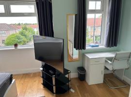 Stay near Southmead Hospital and Airbus, rum i privatbostad i Bristol