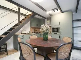 NEW! Luxurious & chic duplex next to the Cathedral