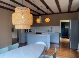 120qm Altbauwohnung, hotel v destinaci Weilerbach