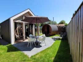 Tiny Zen House in Heinkenszand with private sauna, airco, outdoor swimming pool, WiFi and 2 bedrooms، كابينة في heinkenszand