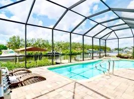 Serenity & Luxury: Waterfront Oasis w Private Pool