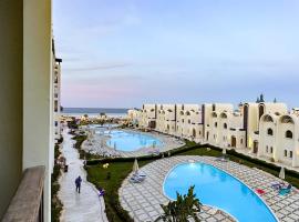 luxury Beachfront Studio- Foreign Nationals Only, íbúðahótel í Hurghada