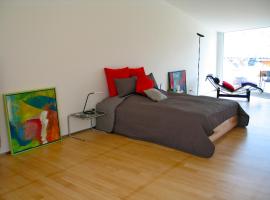 Artist's Loft zur Maloya, apartament din Ormalingen
