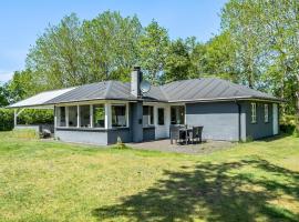 Stunning Home In Tarm With Kitchen โรงแรมในTarm
