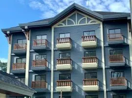 Alpine Villas Greens Staycation at Crosswinds Tagaytay、タガイタイのリゾート