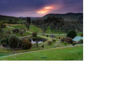 Daisy Hill Lodge，Bonnie Doon的有停車位的飯店