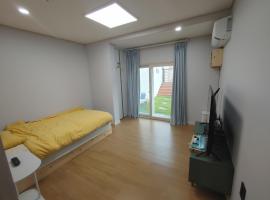 Chaekbang Village Pension, hotel v destinaci Donghae