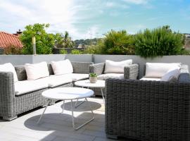 Duplex climatis&eacute; avec terrasse vue mer au pied de la plage, hotel em Antibes