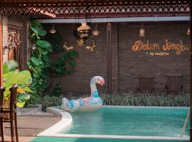 Dalem Jongke by Ubu Villa - 9 Bedrooms Villa in Yogyakarta، كوخ في سليمان