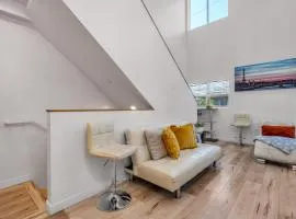 Chic 2 Bedroom 2 Bathroom 3 Level Loft Style Condo by Hollywood Free Gated Parking Full kitchen