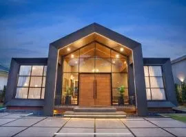 De Black Challet Villa