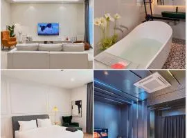 Brand new house with Karaoke room near to jonker Netflix 18 pax by Doraee Home