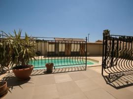 Maison 4 chambres avec piscine, hotel in Saint-Gilles