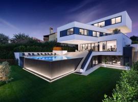 Villa Lucy Banjole for 12 people near Medulin with heated indoor pool & spa just 400 meters from the beach, hotel em Banjole