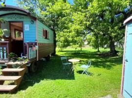 Les roulottes, glamping site in Pouilly-sur-Vingeanne