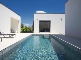 Villa Nauta - beautiful ground floor villa for 4 people with playground & sauna Pula, hotel v destinaci Vintijan