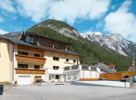 Holiday Home Zentral by Interhome, hytte i Schnann