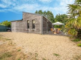 Chalet Les Hortensias by Interhome, hotel en Trébeurden