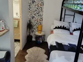 Studio chaleureux sans-visà-vis