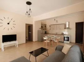 Agatha's spacious modern apt-1