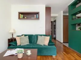 Cracow Verdant Apartment with Parking by Noclegi Renters