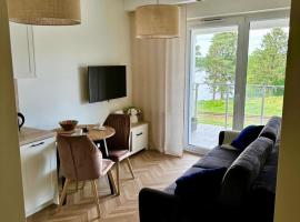 Urokliwy Apartament z dużym tarasem i widokiem na Jezioro Białe, hôtel à Augustów