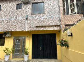 Home Away from Home in Gowon Estate, Ipaja, stuga i Lagos