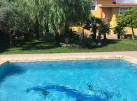 Chalet con gran jardin y piscina privada