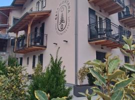 Casa Montana, hotel v destinaci Commezzadura