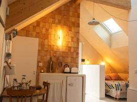 Maison Mandavi, studio d'hôtes dans l'Entre deux mers, hotel em Loupes