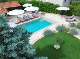 Laura Apartments, Hotel in Brodarica