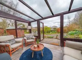 6 The Mews - Cosy Cottage with garden