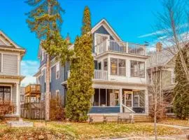 Treetop Apartment in the Heart of MPLS