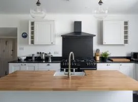 Spacious 4-Bed Cottage with Garden & Pet-Friendly