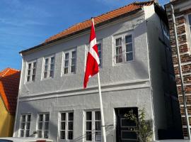 Hyggeligt stort værelse midt i Ribes gamle bydel, ξενοδοχείο σε Ribe