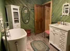 Secluded River Overlook Cabin on 160 acres., Hotel in Potsdam