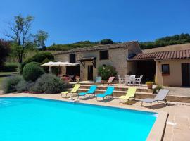 Gîte en pierre avec piscine, hotel in Cordes-sur-Ciel