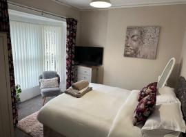 3 Bed Flat - Sleeps 6 - Parking - Wifi, hotel in Antrim
