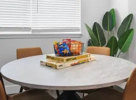 Groovy Getaway king suites, sleeps 8, dogs ok