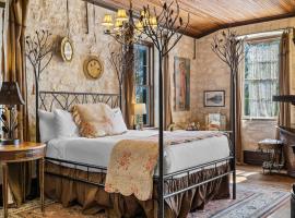 Romantic 1BR Suite on Main Street - Prime location, inn in Fredericksburg