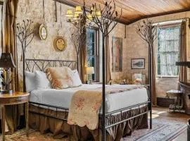 Romantic 1BR Suite on Main Street - Prime location
