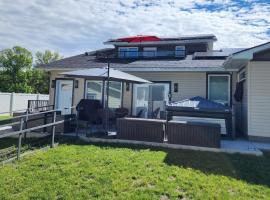 Loft with Patio & Hot tub, hotell sihtkohas Lethbridge