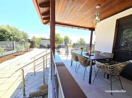 Summertime Villa just 90meters from the sea!, hotel v destinaci Sozopoli