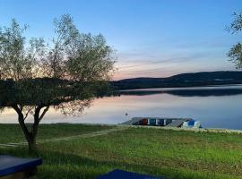 Shtepiza Lio liqeni merhojes, hotel v destinaci Belsh
